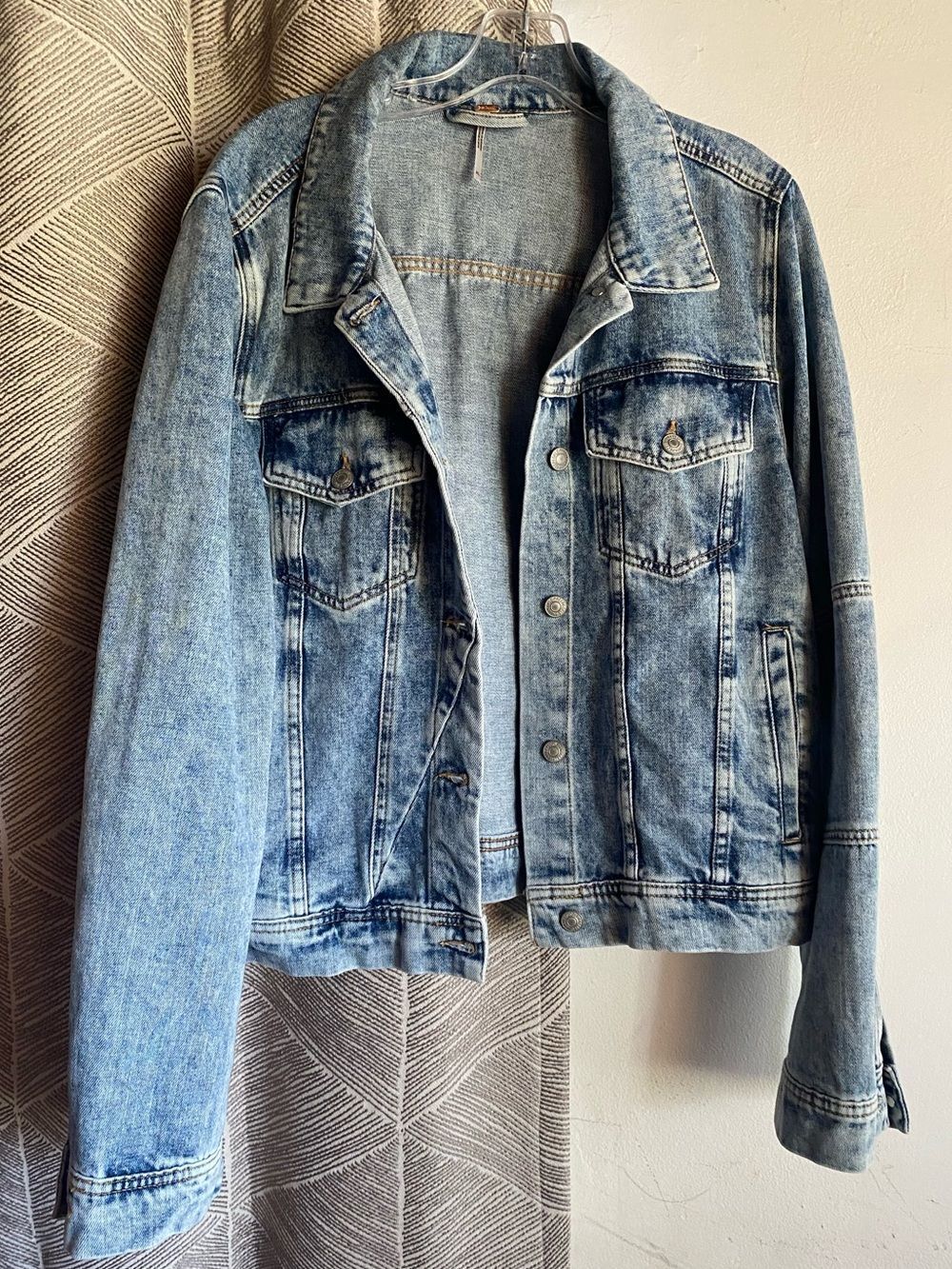 Free People Rumors Light Wash Blue Denim Jean Jacket Size XL - Picture 4 of 11